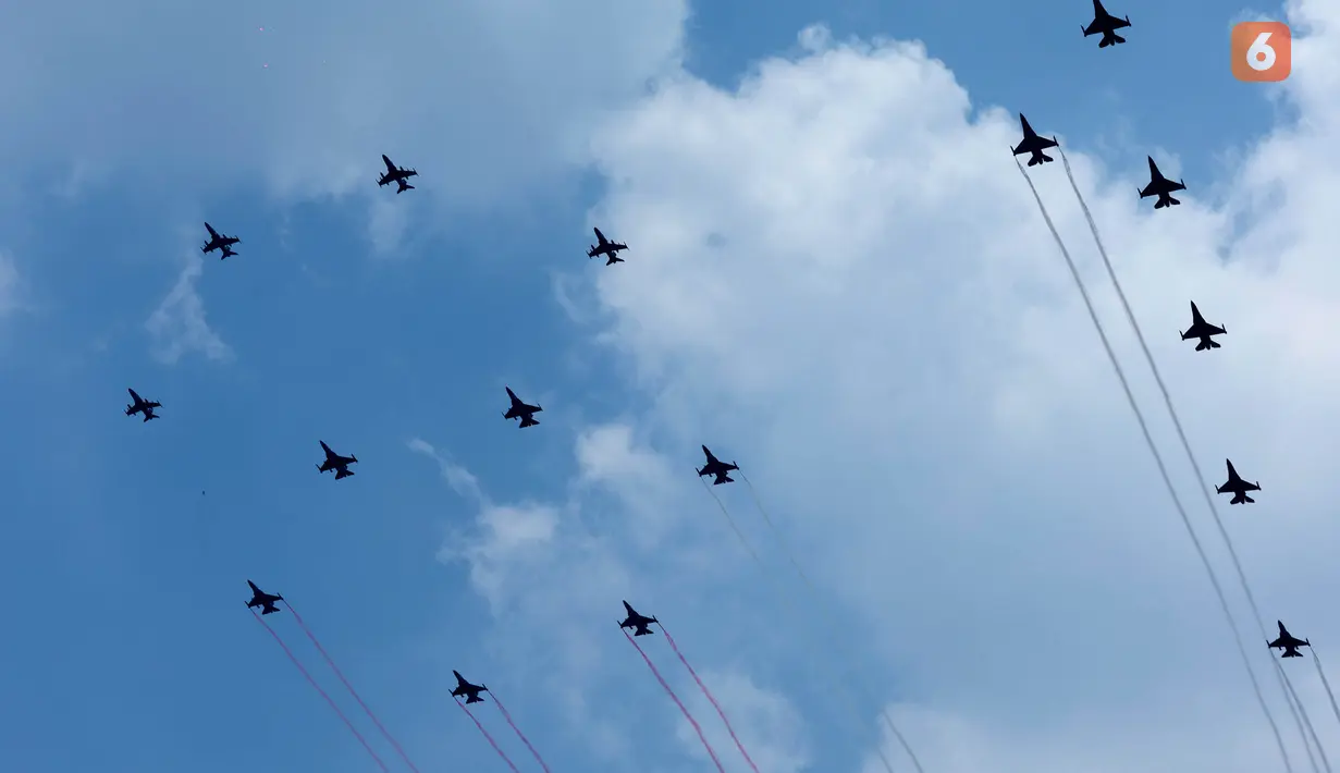 Jet tempur Rafale melakukan manuver saat atraksi udara dalam perayaan HUT ke-81 Kemerdekaan Republik Indonesia di kawasan Istana Merdeka, Jakarta, Senin (17/8/2026). Sebanyak 81 pesawat dan helikopter gabungan TNI-Polri tampil dalam flypass spektakuler, termasuk formasi angka 81 dan manuver High-G Turn. (KLY/Budy Santoso)