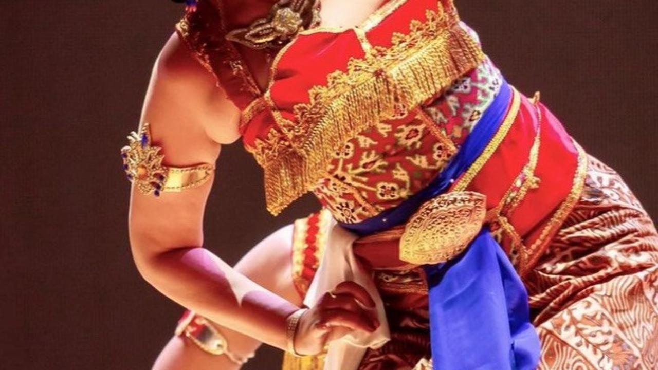 Di akun Instagramnya, Ira kerap membagikan momen dirinya di pertunjukan tari.<br><br>Di usia kepala 5 rupanya Ira tetap piawai menunjukkan kemampuannya dalam menari tradisional.