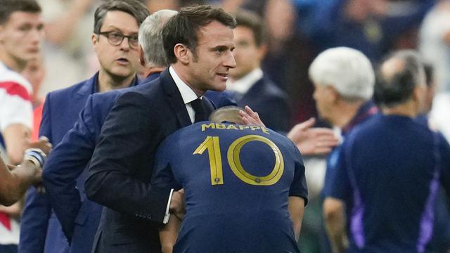 Foto: Momen Presiden Prancis Tenangkan Kylian Mbappe