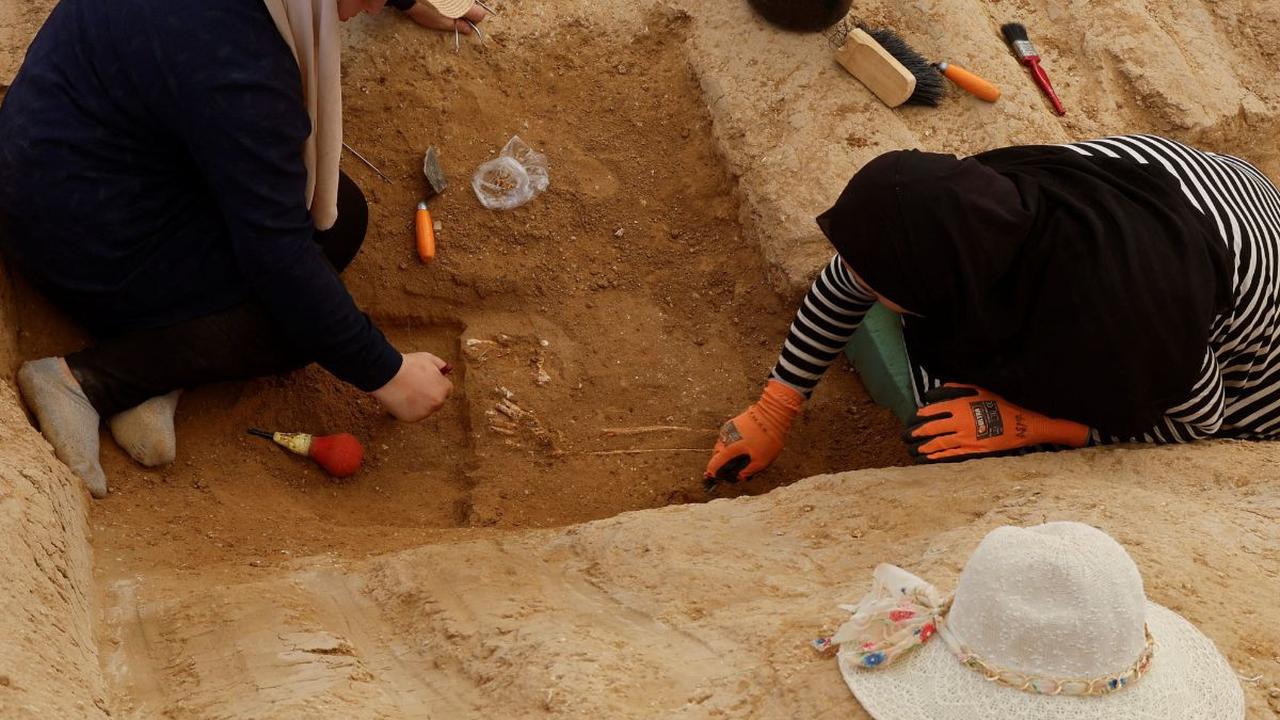 Para arkeolog Palestina yang bekerja di pemakaman Era Romawi berusia 2.000 tahun yang ditemukan tahun lalu di Gaza telah menemukan setidaknya 125 makam kuno.

Sebagian besar dari penemuan tersebut berupa kerangka yang masih utuh dan dua sarkofagus timah