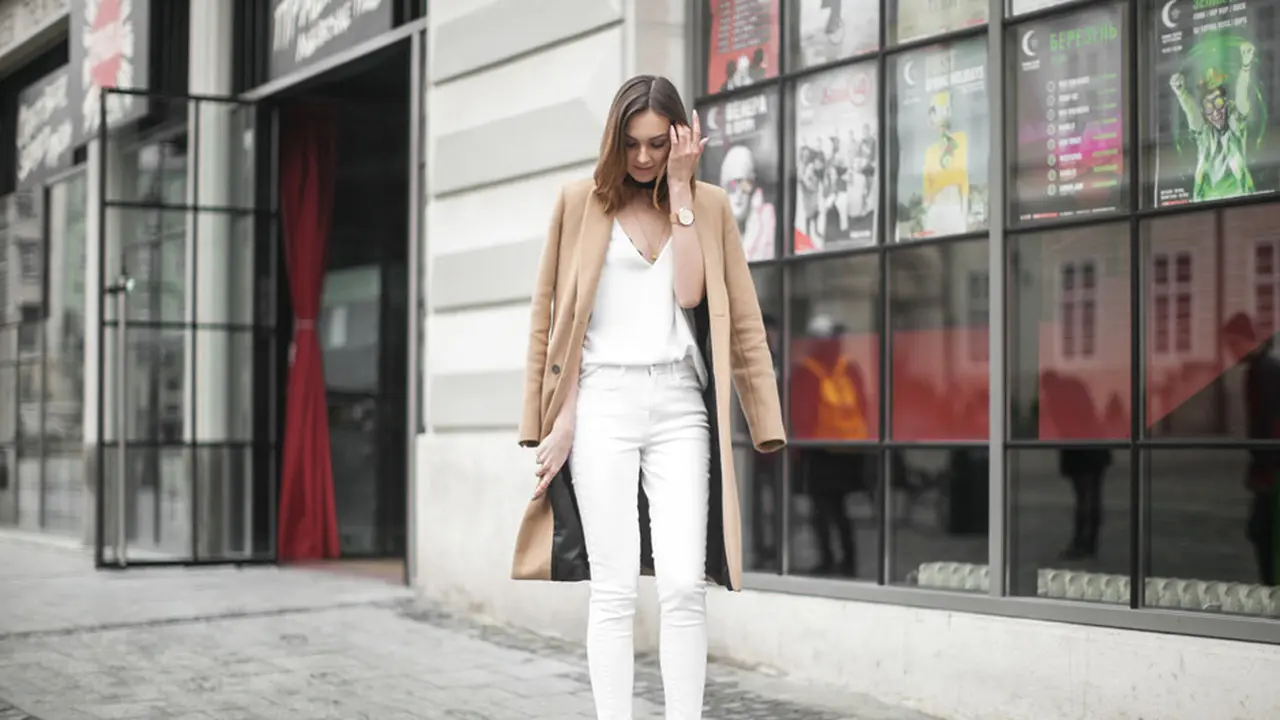 [Bintang] Effortlessly Stunning, Coba Tips Padu-padan Celana Jeans Putih Sesuai Kepribadian