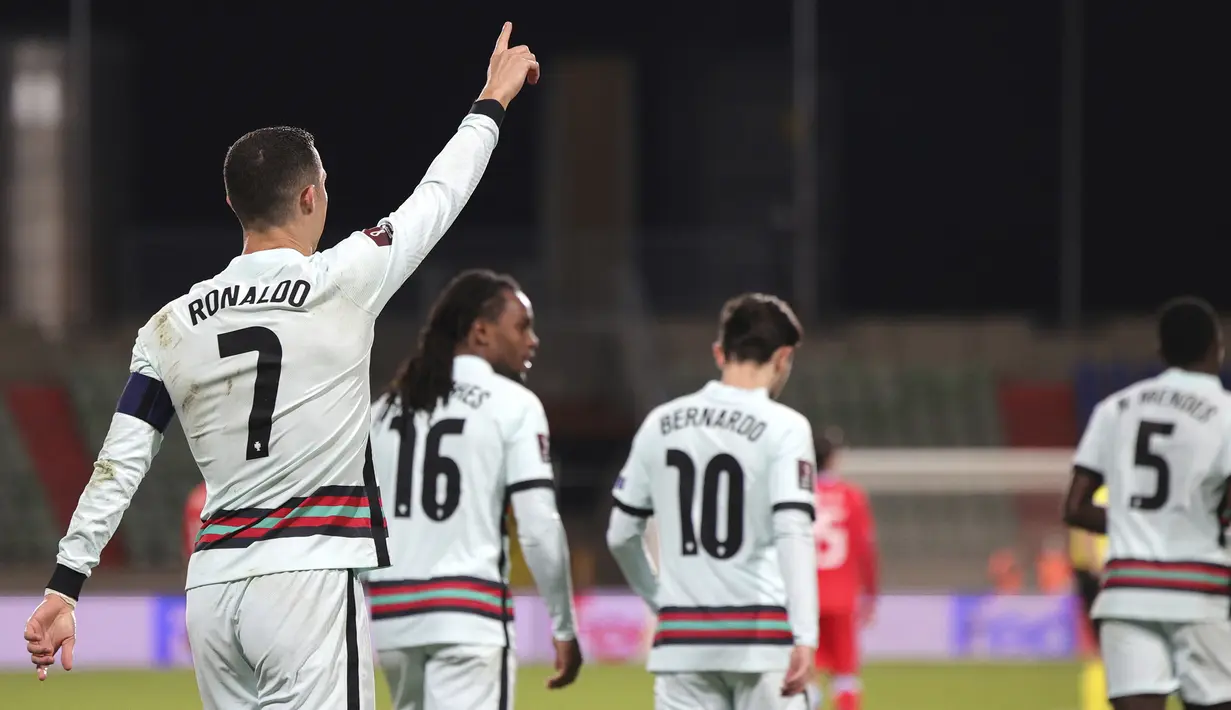 Striker Portugal, Cristiano Ronaldo (kiri) melakukan selebrasi usai mencetak gol kedua Portugal ke gawang Luksemburg dalam laga Kualifikasi Piala Dunia 2022 Zona Eropa Grup A di Josy Barthel Stadium, Luksemburg, Selasa (30/3/2021). Portugal menang 3-1 atas Luksemburg. (AP/Olivier Matthys)