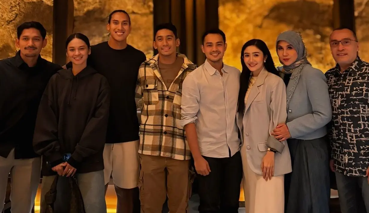 Drajat Djumantara merupakan teman SMA Daffa Wardhana, tak heran jika keduanya sangat dekat. Kedekatan keduanya sudah curi perhatian ketika di resepsi pernikahan Febby dan Drajat Djumantara. Aura pengantin barunya masih terlihat, Febby Rastanty dan Drajat Djumantara hadiri perayaan ulang tahun Daffa Wardhana selaras dengan mengenakan blazer warna biru muda. (Liputan6.com/IG/@marinizumarnisreal)