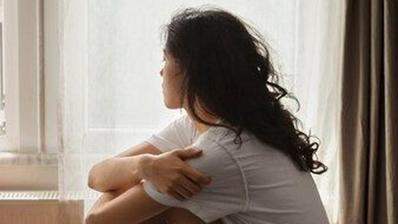 Mereka adalah individu yang cenderung merenung dan memproses pikiran secara mendalam, mendapatkan energi dari waktu sendirian atau dalam kelompok kecil, dan merasa kelelahan setelah interaksi sosial yang berlebihan.