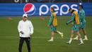 Pelatih Real Madrid, Carlo Ancelotti melihat pemainnya berlatih di Stadion Olimpiyskiy di Kyiv, Ukraina, Senin (18/10/2021). Real Madrid akan bertanding melawan Shakhtar Donetsk pada Grup D Liga Champions di NSC Olimpyskiy. (AP Photo/Efrem Lukatsky)