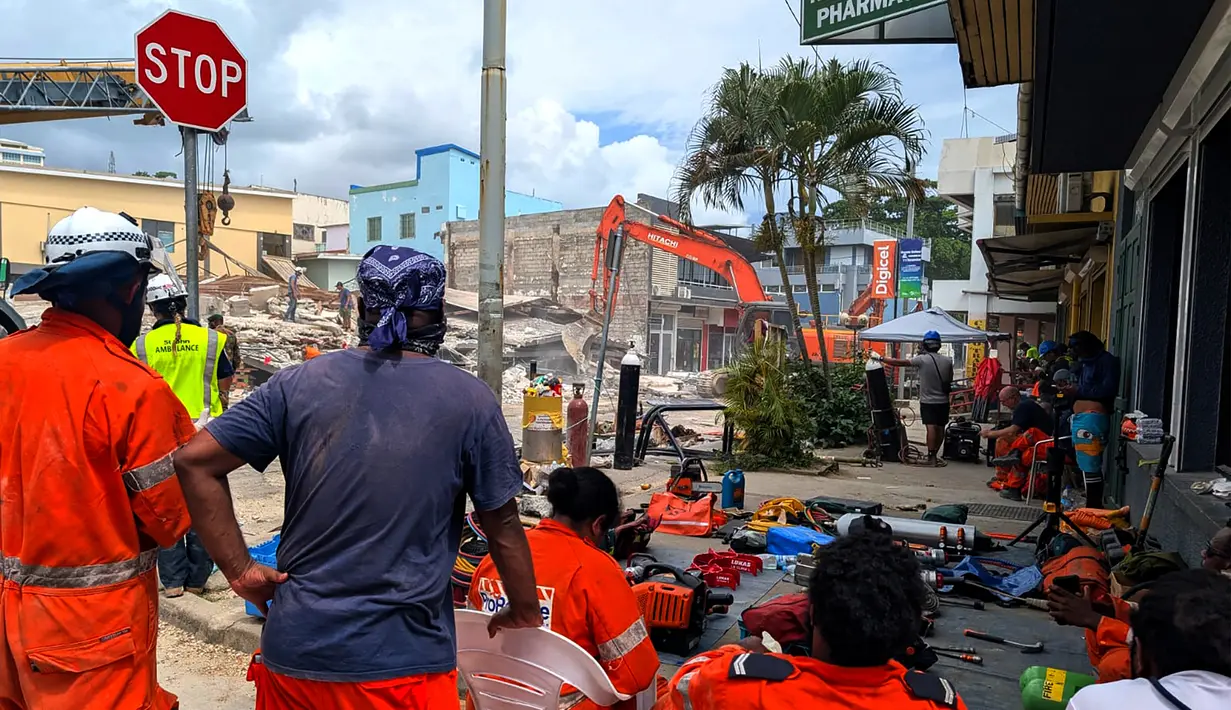Tim penyelamat terus berupaya mencari korban yang terjebak di dalam gedung-gedung yang runtuh di negara Pasifik, Vanuatu, pada 18 Desember 2024. (Foto oleh AFP)