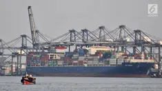 Sebuah Perahu nelayan melintas di dekat kapal yang mengangkut peti kemas di Jakarta International Container Terminal (JICT), Tanjung Priok, Jakarta, Selasa (6/11). (Merdeka.com/ Iqbal S. Nugroho)
