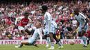 Pemain Arsenal, Eddie Nketiah (kiri), menendang bola yang membuahkan gol ke gawang Nottingham Forest di pekan pertama Premier League 2023/2024 yang berlangsung di Emirates Stadium, Sabtu (12/8/2023) malam WIB. (AP Photo/Kirsty Wigglesworth)