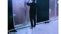 Seorang pria berbadan gempal tersorot rekaman CCTV diduga sedang memalsukan tampilan QRIS/ QR Code Masjid. (Istimewa)