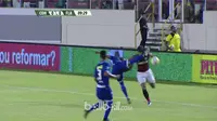 Video highlights tendangan kung-fu yang dilakukan pemain Confianca kepada pemain Flamengo pada Copa Brazil.