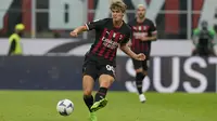 Gelandang AC Milam, Charles De Ketelaere mengoper bola saat bertanding melawan Udinese pada pertandingan Liga Serie A Italia di stadion San Siro, di Milan, Italia, Sabtu (13/8/2022). AC Milan menang atas Udinese 4-2. (AP Photo/Antonio Calanni)