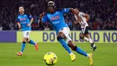 Pemain Napoli Victor Osimhen mengejar bola saat melawan Juventus pada pertandingan sepak bola Liga Italia di Stadion Diego Armando Maradona, Naples, Italia, 13 Januari 2023. Napoli mengalahkan Juventus dengan skor 5-1. (Alessandro Garofalo/LaPresse via AP)