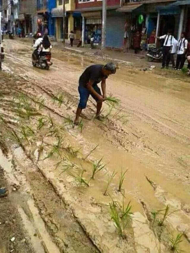 6 Kelakuan Bapak-bapak saat Kebanjiran Ini Bikin Geleng Kepala