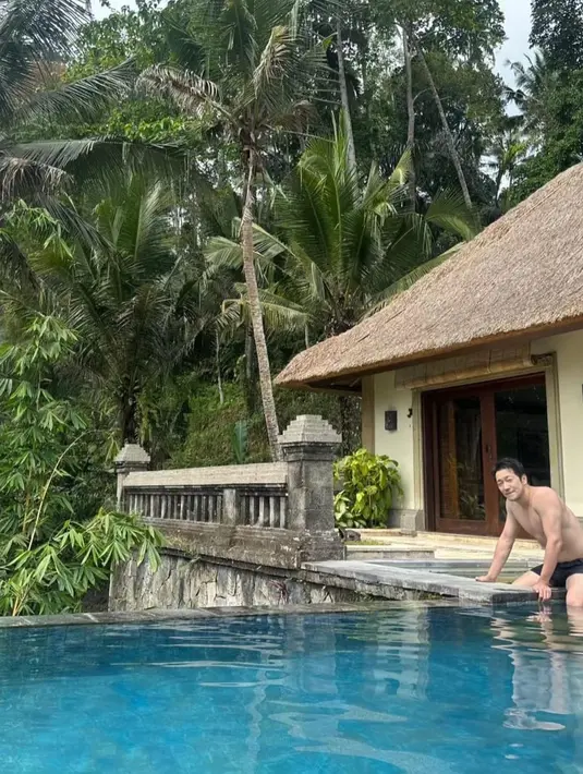 Bintang serial My Liberation Notes ini memamerkan foto sedang bertelanjang dada. Namun, foto diambil dari kejauhan. (Foto: Instagram/ sonsukku)