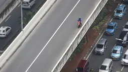 Kendaraan bermotor melintas di kawasan Jalan Layang Non Tol (JLNT) Tanah Abang - Kampung Melayu, Jakarta, Rabu (6/3). JLNT berbahaya bagi pemotor yang melintas karena angin yang cukup kencang. (Liputan6.com/Fery Pradolo)
