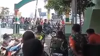 Viral sekelompok orang menggeber-geber motornya di depan markas TNI. (Foto: tangkapan layar akun Instagram @jakarta.point)