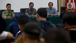 Menkominfo Johnny G Plate memberikan keterangan usai pertemuan terpisah antara Dewan Pengawas LPP TVRI dengan Direksi TVRI, di Jakarta, Jumat (6/12/2019). Johnny mengatakan penyelesaian masalah antara Helmy Yahya dan Dewan Pengawas TVRI perlu diselesaikan secara internal. (Liputan6.com/Johan Tallo)