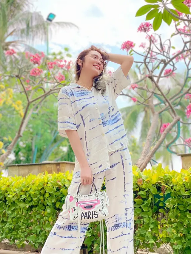 Potret Gaya Oza Kioza Pakai Baju Tie Dye, Stylish Banget. (Sumber: Instagram/ozakiozaduoserigala)