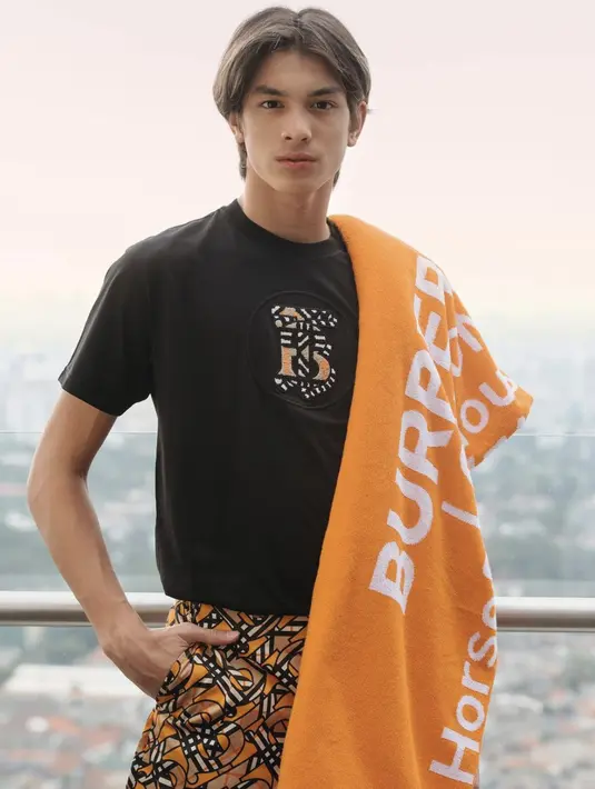 Eddy Meijer tampil gagah dalam balutan one set dari Burberry. Kesempurnaan gaya semakin maksimal dengan wool blanket yang disampirkan pada bahunya. [Foto: Instagram/ Eddy Meijer]