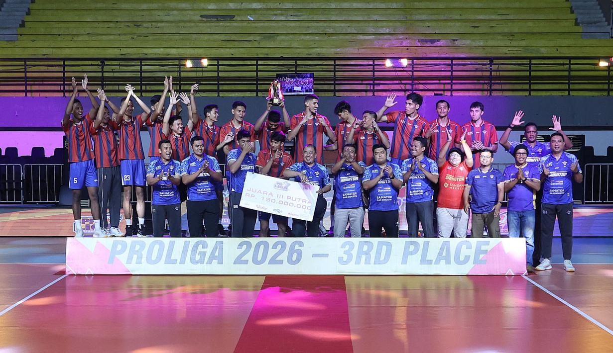 Surabaya Samator akhirnya memastikan diri sebagai peringkat ketiga putra Proliga 2026. Dalam laga penentu atau leg ketiga yang berlangsung di GOR Amongrogo, Yogyakarta, Kamis (23/4/2026) malam, tim asuhan Rodolfo Sanchez sukses menumbangkan Jakarta Garuda Jaya 3-0 (25-19, 25-17, 25-20). (Dok. PBVSI)