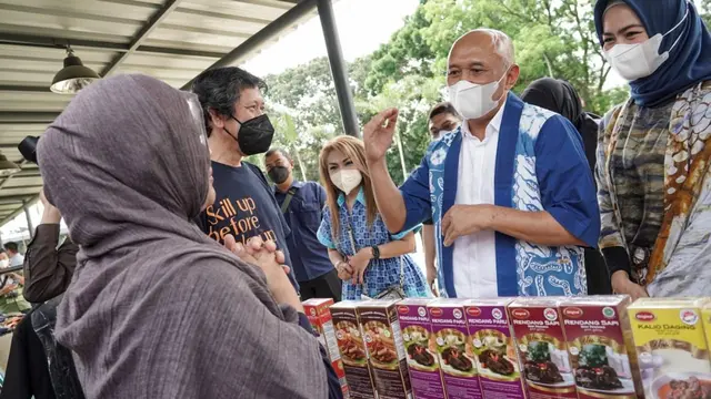 Menteri Koperasi dan UKM Teten Masduki dalam kegiatan Bazar Indonesia Hitz dan Sunday Lunch Fashion Show, di Kota Bogor, Minggu (12/12/2021).
