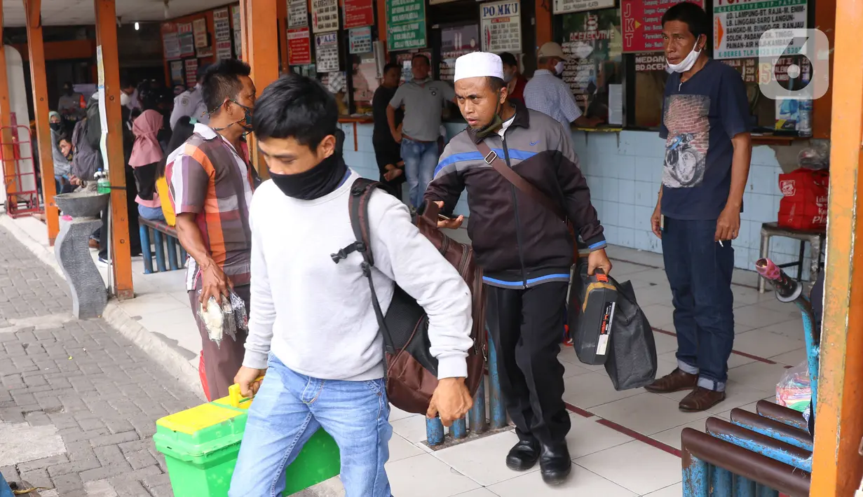 Calon pemudik membawa barang bawaan di Terminal Kalideres, Jakarta Barat, Kamis (30/7/2020). Libur Idul Adha dimanfaatkan banyak masyarakat untuk mudik ke kampung halaman. (Liputan6.com/Angga Yuniar)