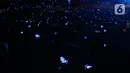 Nyala lampu mewarnai bangku penggemar Boy Band asal Korea Selatan, Super Junior jelang konser bertajuk Super Junior World Tour - Super Show 8 Infinite Time in Jakarta di ICE BSD Tangerang, Sabtu (11/1/2020). Konser disaksikan ribuan penggemar. (Liputan6.com/Helmi Fithriansyah)