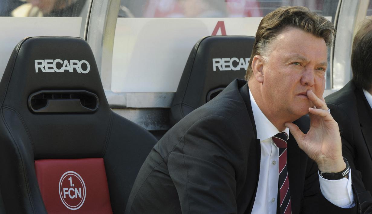 Louis van Gaal. Pelatih asal Belanda berusia 70 tahun yang kini menukangi Timnas Belanda sejak Agustus 2021 ini mampu membawa Ajax Amsterdam dan Bayern Munchen berlaga di final Liga Champions. Bersama Ajax ia melakukannya 2 kali pada musim 1994/1995 dan 1995/1996, dan mampu menjadi juara di musim 1994/1995 usai menang 1-0 atas AC Milan. Sementara Bayern Munchen dibawanya 1 kali ke final, musim 2009/2010, namun gagal berujung trofi usai ditaklukkan Inter Milan 2-0. (AFP/Christof Stache)