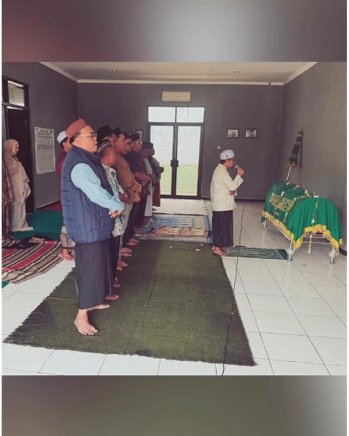 6 Potret Pemakaman Ayah Marshanda di Malang, Sienna Turut Antar Kakek