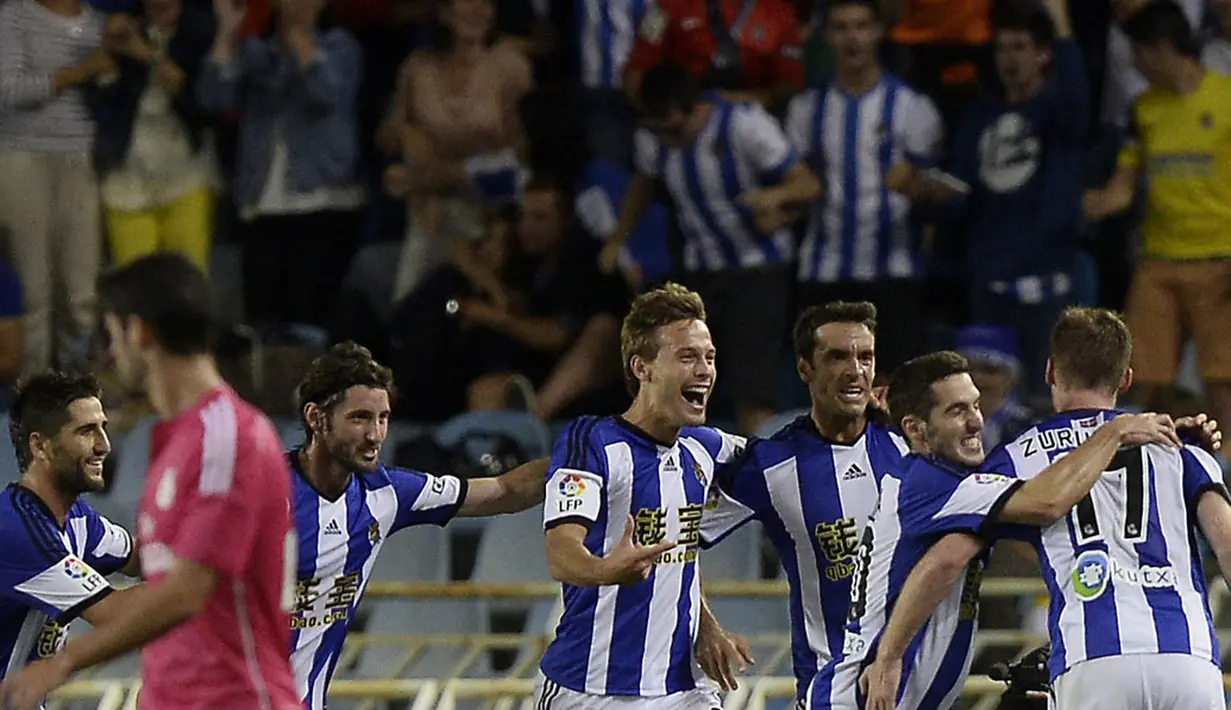 Para pemain Real Sociedad merayakan kemenangan atas Real Madrid (4-2) di Stadion Anoeta dalam lanjutan La Liga, (1/9/2014). (REUTERS/Vincent West) 