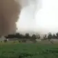 Video yang beredar di media sosial memperlihatkan momen tornado melintasi sebuah lapangan. (Screengrab Twitter).