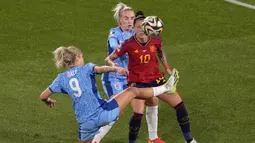 Gelandang Timnas Wanita Spanyol, Jennifer Hermoso (tengah) berebut bola dengan striker Timnas Wanita Inggris (depan) pada laga final Piala Dunia Wanita 2023 di Australia Stadium, Sydney (20/8/2023). (AP Photo/Mark Baker)