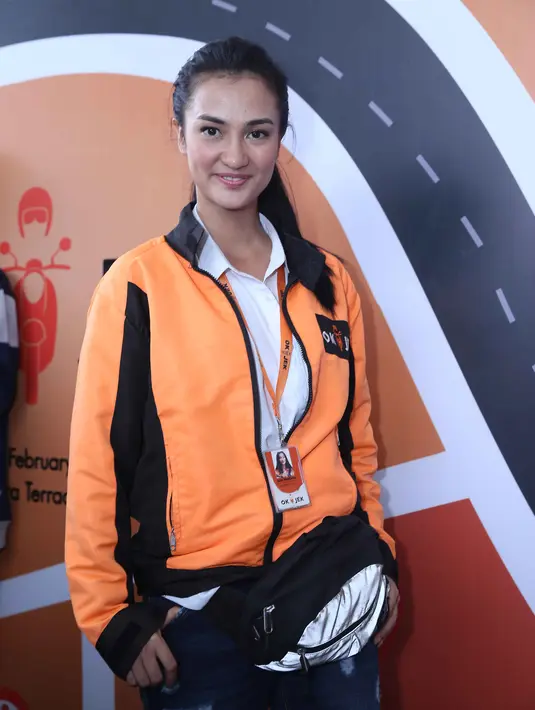 "Aku banyak mendapat pengalaman di sini, selain harus panas-panasan di jalanan, aku akhirnya bisa naik motor juga," ujar Atiqah Hasiholan menambahkan. (Nurwahyunan/Bintang.com)