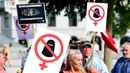 Demonstran melakukan protes larangan penggunaan cadar di Kopenhagen, Denmark, Rabu (1/8). Para perempuan yang mengenakan cadar di tempat umum akan dikenakan denda sebesar 160 dolar AS atau Rp2,2 juta. (Mads Claus Rasmussen/Ritzau Scanpix via AP)