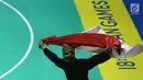 Pesilat Indonesia Sugianto membawa bendera merah putih usai meraih medali emas dalam babak final tunggal putra pencak silat seni Asian Games 2018 di Padepokan Pencak Silat Taman Mini Indonesia Indah (TMII), Jakarta, Rabu (29/8). (Merdeka.com/ Imam Buhori)