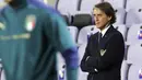 Pelatih Italia, Roberto Mancini, mengamati permainana anak asuhnya saat melawan Moldova pada laga uji coba di Stadion Artemio Franchi, Kamis (9/10/2020). Italia menang dengan skor 6-0. (Marco Bucco/LaPresse via AP)