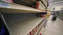Rak yang menampung produk Chef Boyardee sebagian kosong di sebuah toko di Pittsburgh, Selasa (11/1/2022). Beberapa pekan terakhir supermarket di Amerika Serikat kekurangan produk bahan makanan karena masalah baru, seperti tingginya penyebaran varian omicron dan cuaca burukk (AP Photo/Gene J. Puskar