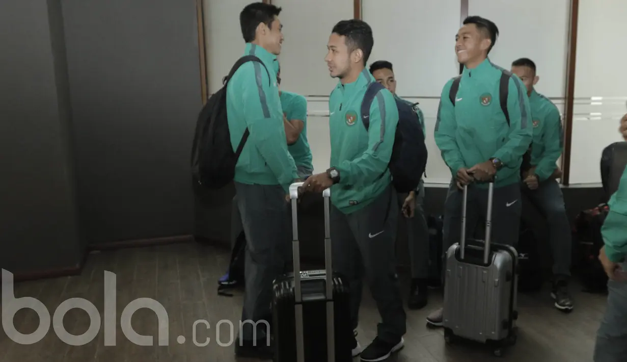 Sejumlah pemain Timnas Indonesia U-22 jelang keberangkatan ke Kamboja di Jakarta, Senin (05/06/2017). Timnas Indonesia U-22 akan menghadapi laga uji coba melawan Kamboja pada 8 Juni 2017. (Bola.com/M Iqbal Ichsan)
