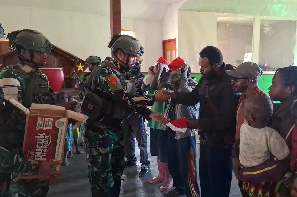 FOTO: Aksi Marinir Renovasi Gereja di Paniai Papua Jelang Natal 2025