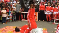 Genjring merupakan kesenian khas warga Pantura yang memadukan musik Pantura dengan akrobat. Pemain akrobatnya adalah para 'wonder woman.' (Liputan6.com/Panji Prayitno)