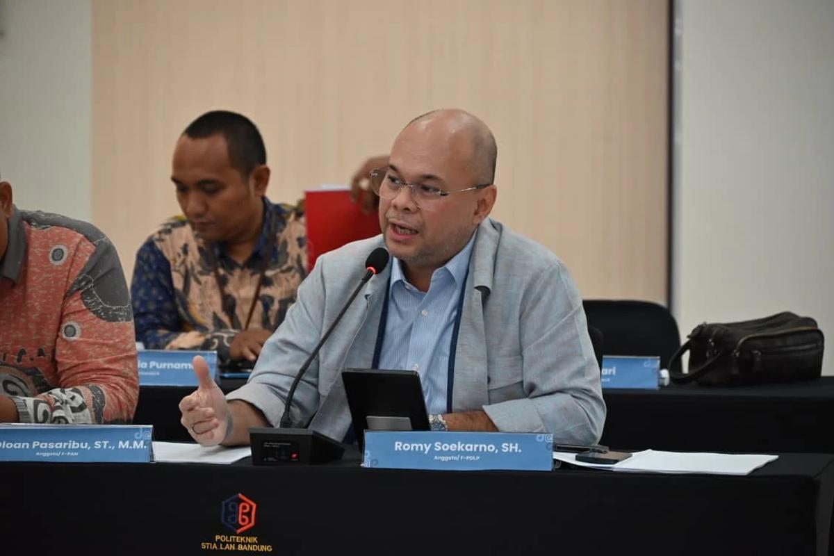 Anggota Komisi II DPR RI, Romy Soekarno saat kunjungan kerja di Politeknik STIA LAN Bandung