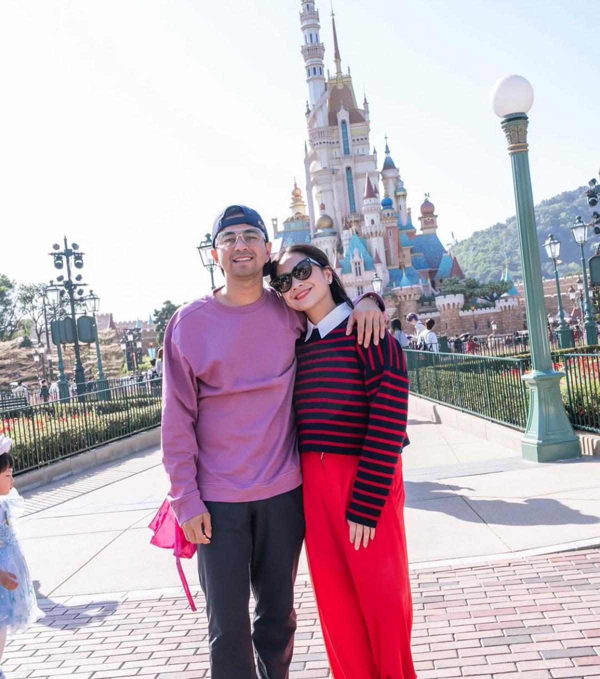 Disneyland Hongkong Jadi Saksi Keromantisan Raffi Ahmad dan Nagita Slavina