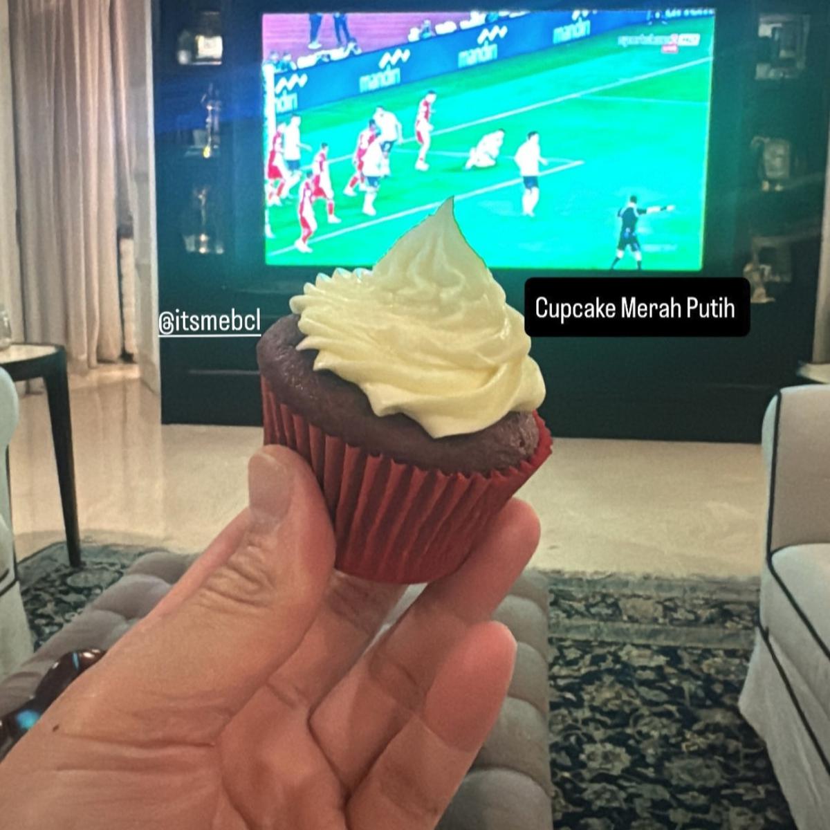 Potret BCL & Keluarga Nonton Laga Timnas Indonesia di Rumah, Sambil Nikmati Cupcakes Merah Putih Buatan Sendiri