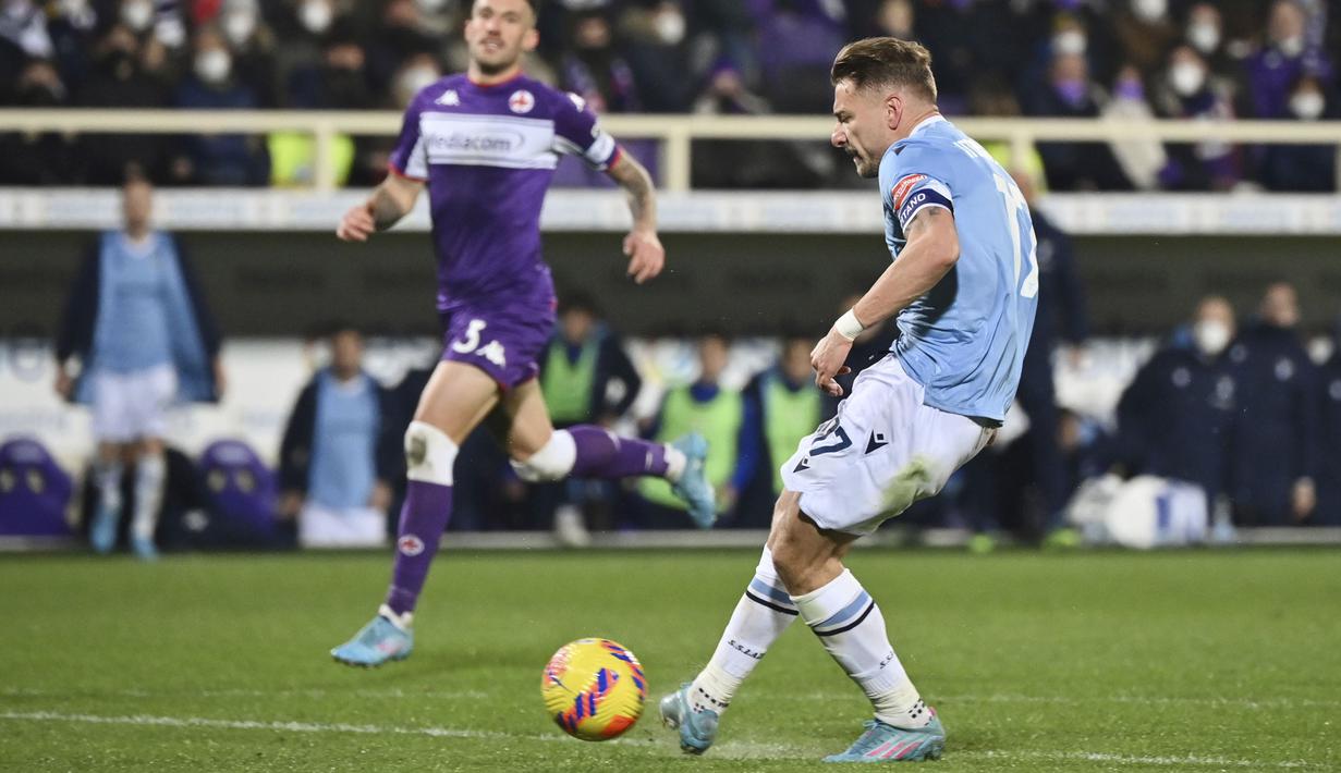 Immobile benar-benar menjadi momok menakutkan lini belakang Fiorentina saat dirinya merangsek masuk ke jantung pertahanan mereka. Pemain asal Italia tersebut tercatat beberapa kali membuat peluang meski di babak pertama berkahir dengan skor kacamata. (La Presse via AP/Massimo Paolone)