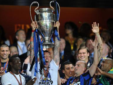 Marco Materazzi (tengah) sukses menjuarai Liga Champions dalam raihan gelar treble winner bersama Inter Milan di musim 2009/10. Sebelumnya, Materazzi pernah menjalani periode buruk di Liga Inggris bersama Everton. Ia mendapatkan 3 kartu merah dan 11 kartu kuning dalam 33 laga. (AFP/Christophe Simon)