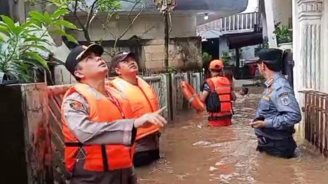 TNI-Polri Pantau Ketat Penanganan Banjir Bidara Cina Jaktim, Warga Diimbau Waspada