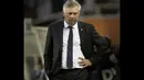 Pelatih Real Madrid, Carlo Ancelotti, tertunduk usai dikalahkan Real Sociedad 2-4 di laga lanjutan La Liga 2014-2015 di Stadion Anoeta, (1/9/2014). (REUTERS/Vincent West)  