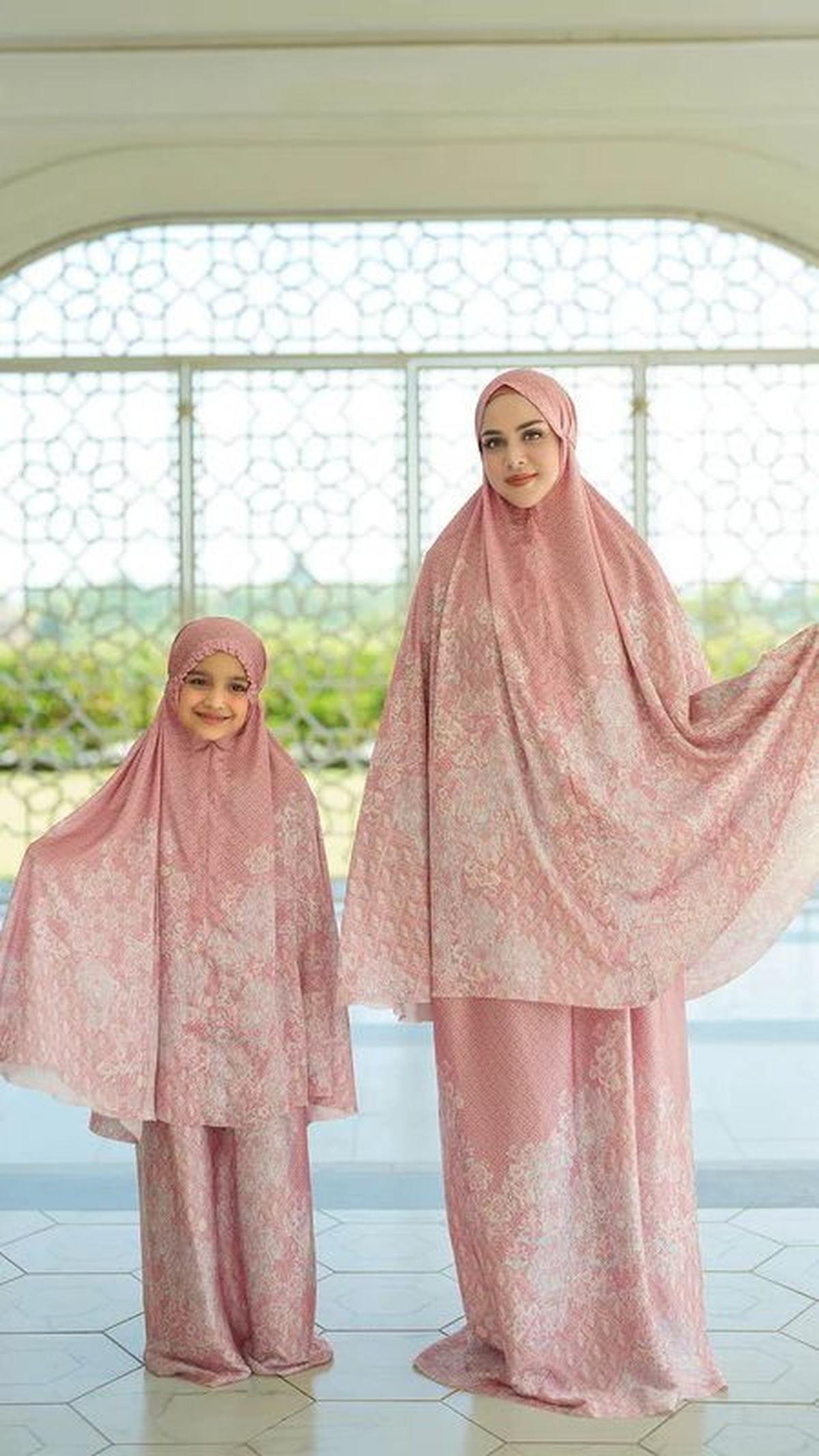 2. The Granada Prayer Robe: Inspirasi dari Kota Bersejarah