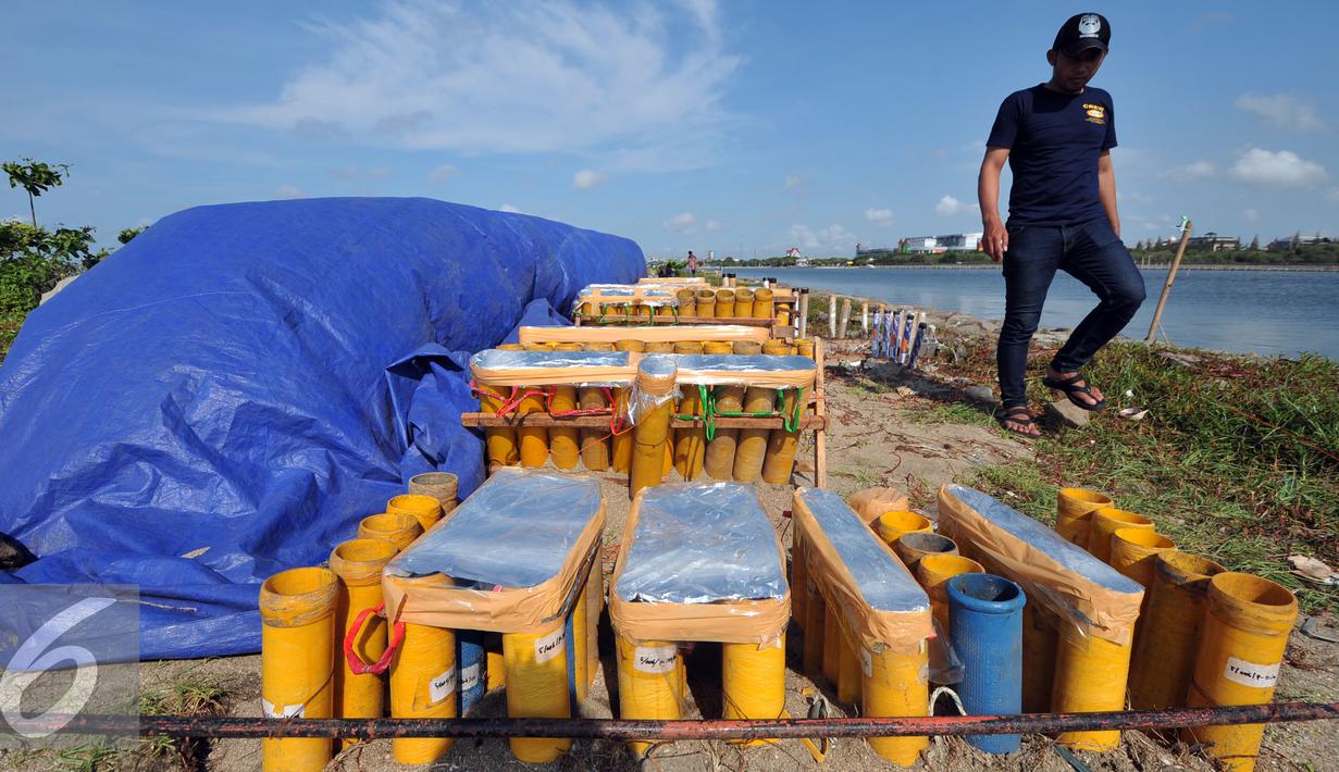 Petugas melakukan pengecekan memastikan jaringan pengatur kembang api bisa berjalan lancar, Jakarta, Rabu (30/12). SCTV bersama Ancol merayakan malam pergantian tahun 2015-2016 dengan menampilkan Musical Fireworks. (Liputan6.com/Yoppy Renato)
