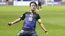 <p>Pemain Jepang, Takefusa Kubo melakukan selebrasi setelah mencetak gol ke gawang Timnas Indonesia dibayangi Mees Hilgers dalam laga Grup C Putaran Ketiga Kualifikasi Piala Dunia 2026 di Suita Stadium, Jepang, Selasa (10/06/2025). (AP Photo/Kyodo News/Shohei Miyano)</p>
